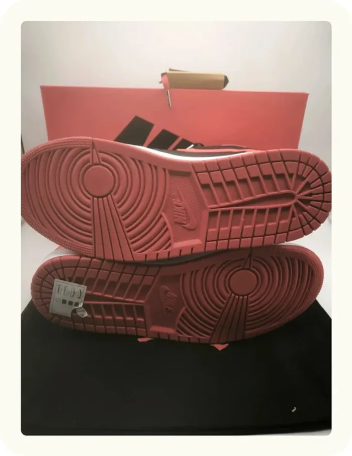 Baskets montantes Nike Jordan 1 retro hi og Taille 43 Neuves - photo numéro 7