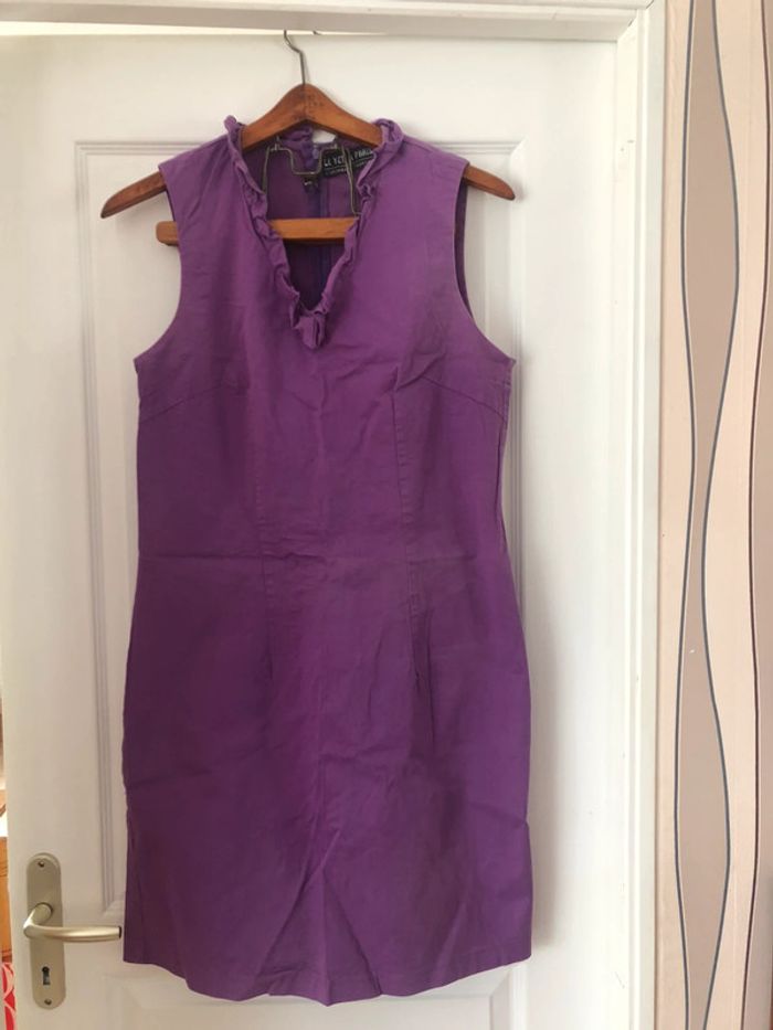 Robe violette sans manches