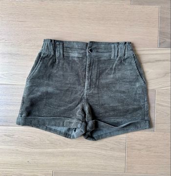 Short femme Kiabi taille 40 – Velours côtelé kaki, tendance automne