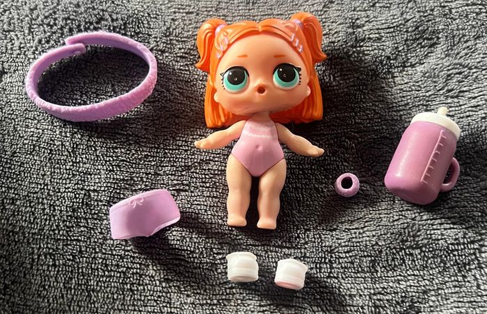 Petite poupée Lol surprise + accessoires comme sur la photos ( 19 )