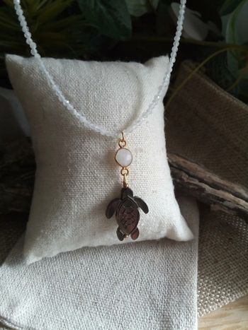 Collier tout en pierres de lune , connecteur pierre de lune et tortue en n'acre naturelle