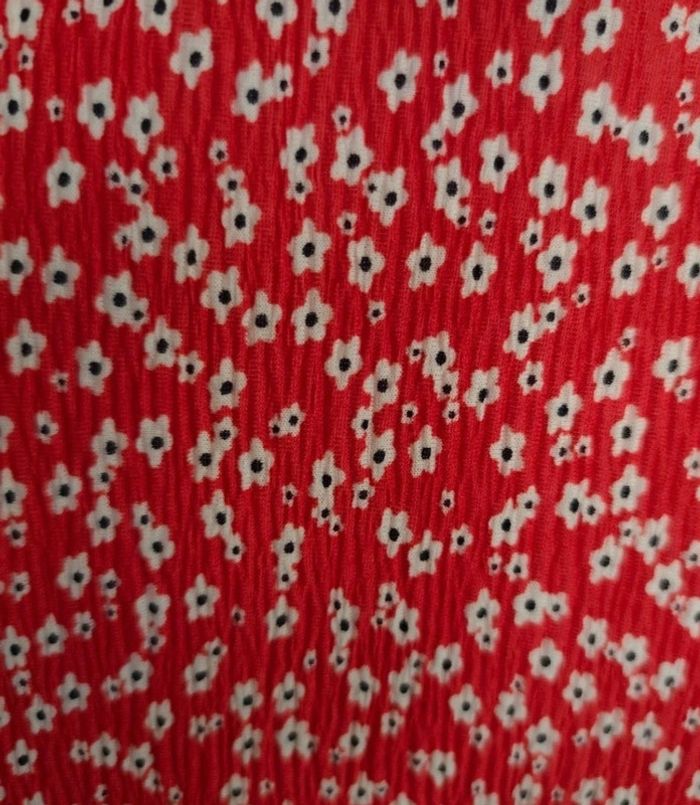 Top court fleuri rouge et blanc - Effet taille smockée et lien à nouer - Taille XS Bershka - photo numéro 9