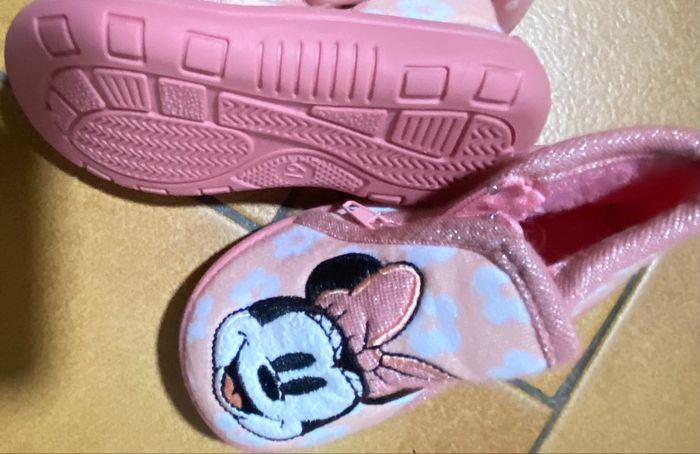 Paire de chausson taille 19 couleur rose et blanche motif Minnie marque Disney bon état - photo numéro 3