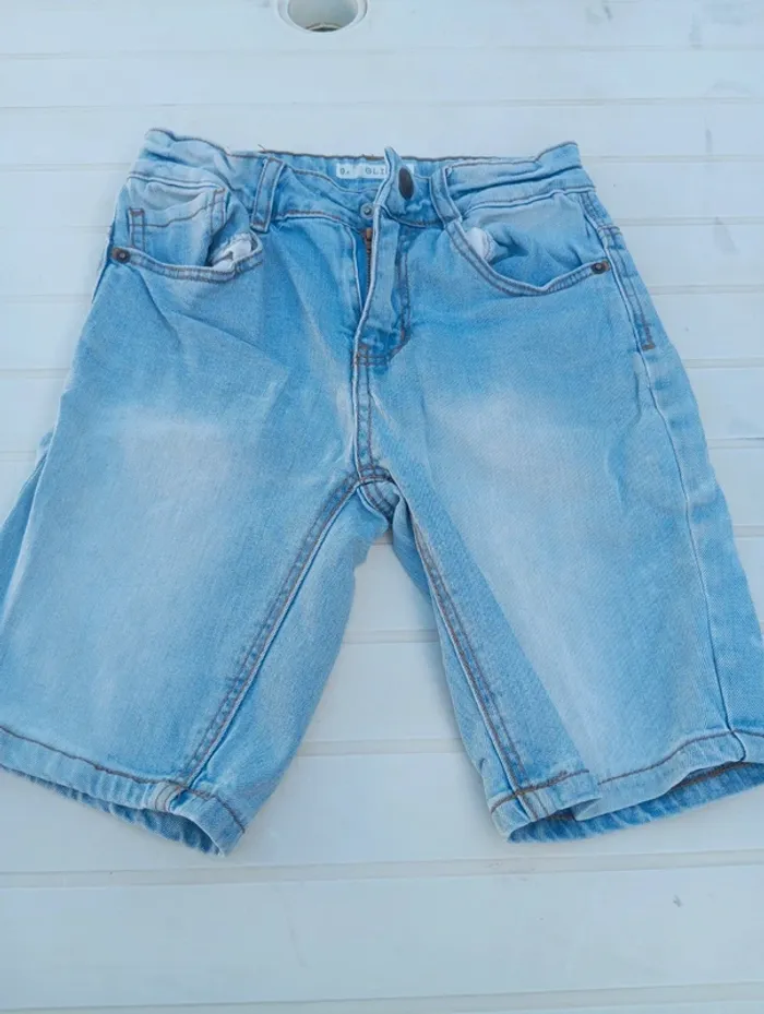 Short en jean ''slim'' de marque Kiabi et taille 9 ans