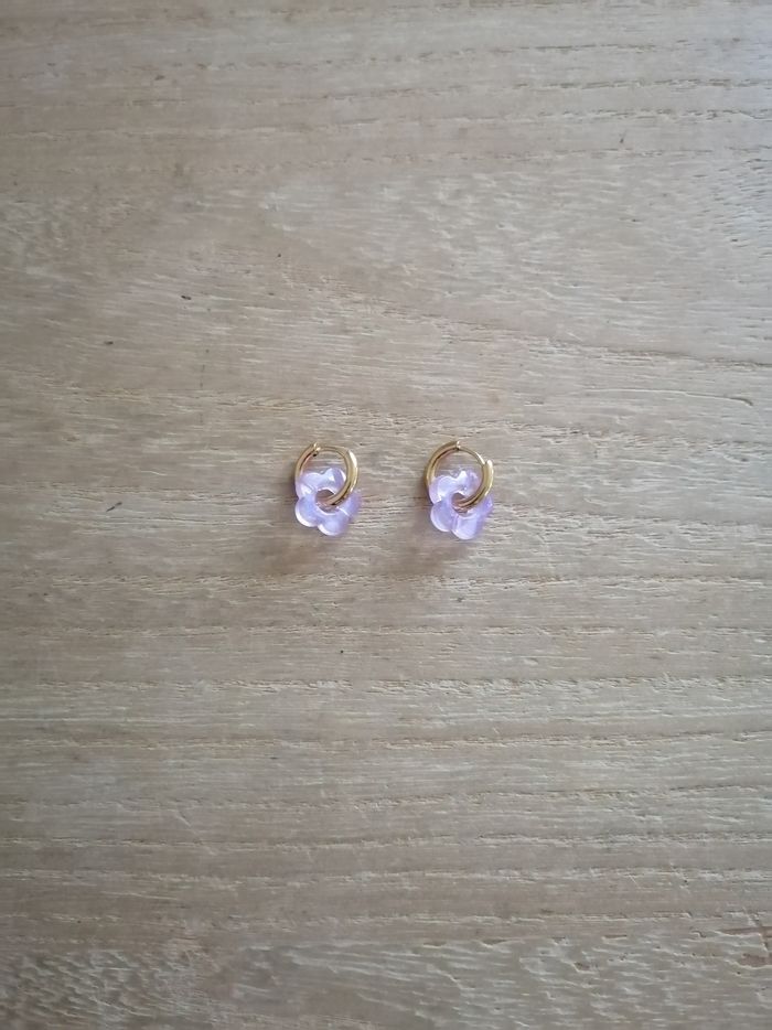 Boucles d'oreilles anneaux dorés en acier inoxydable avec petite fleur violette claire neuves