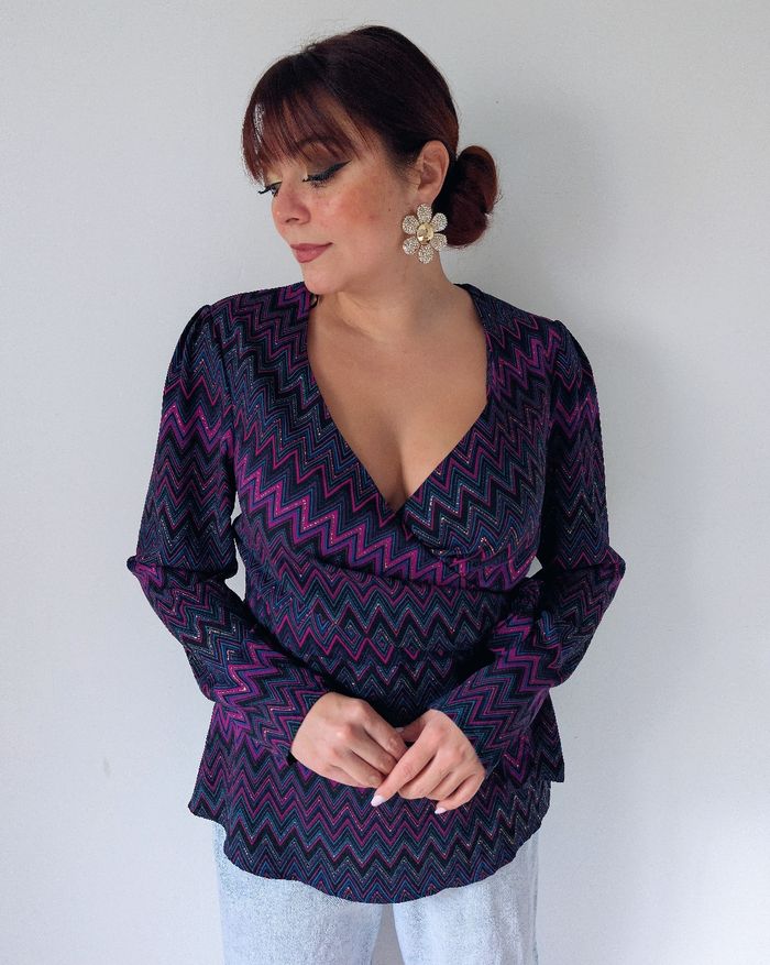 Blouse cache-cœur violet brillant tendance moderne Mosquitos Taille 40 L 
Très bon état - photo numéro 2