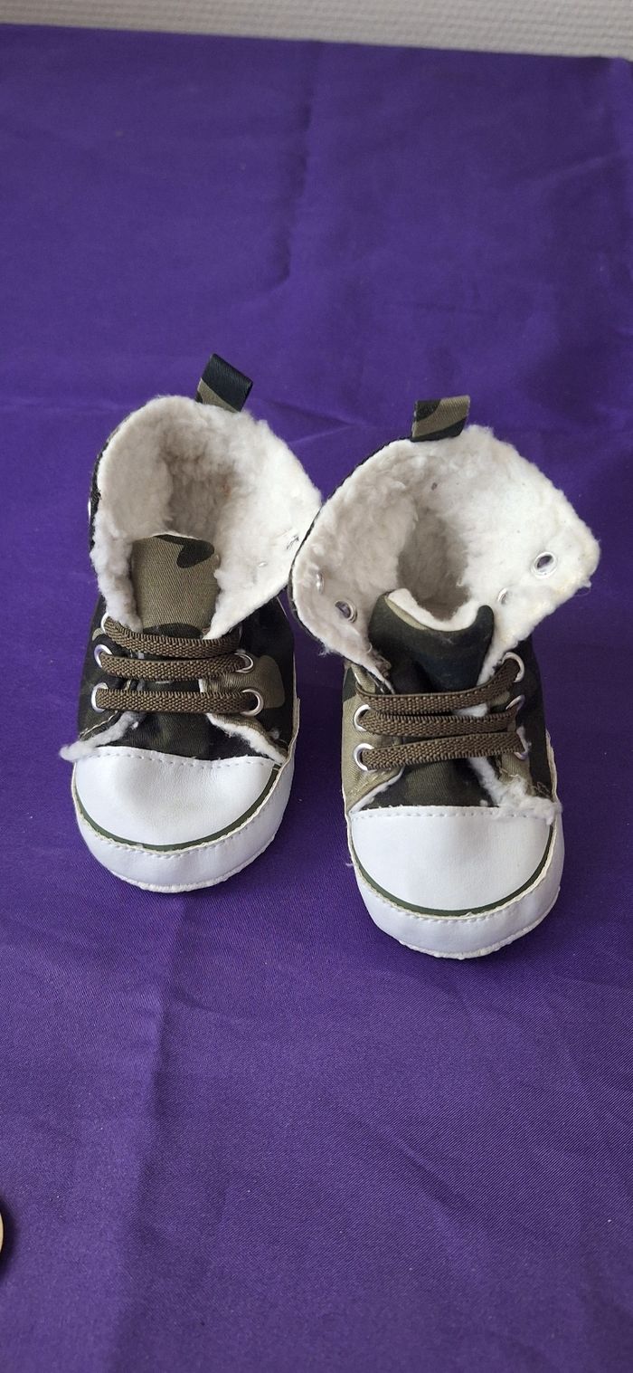 Petites chaussures kaki,style converse ,taille 18/19 - photo numéro 1