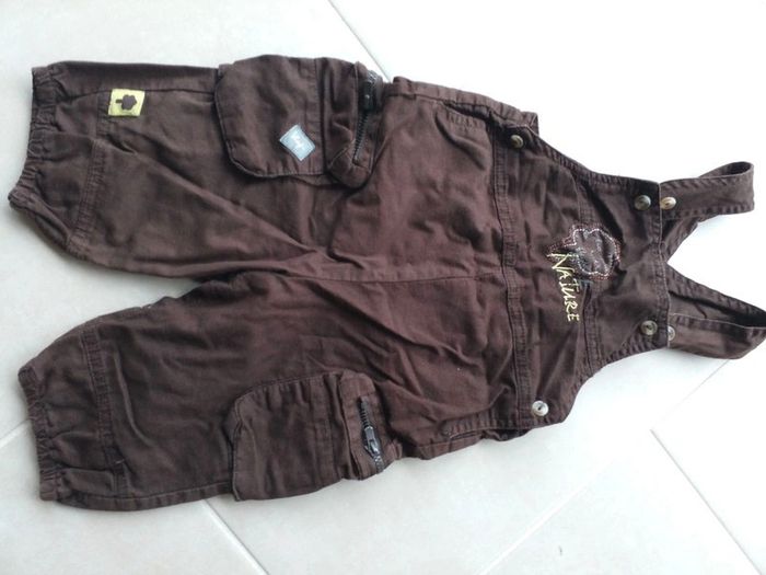 Salopette marron et t-shirt - photo numéro 2