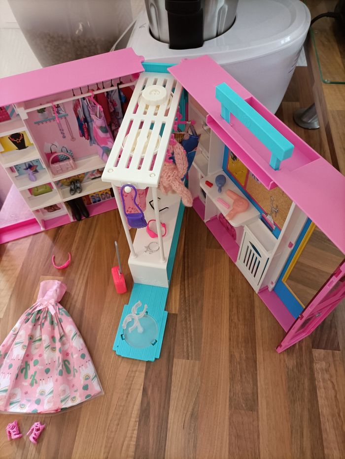 Dressing XXL Barbie + tenues et nombreux accessoires - photo numéro 4