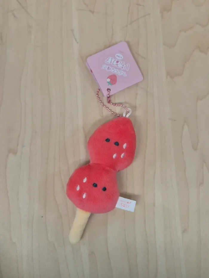 Porte-clés peluche Tsuburana Hitomi : Brochette fraises