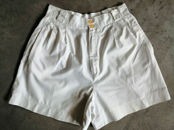 Bermuda blanc court en lin taille 36-38 (micros trous)