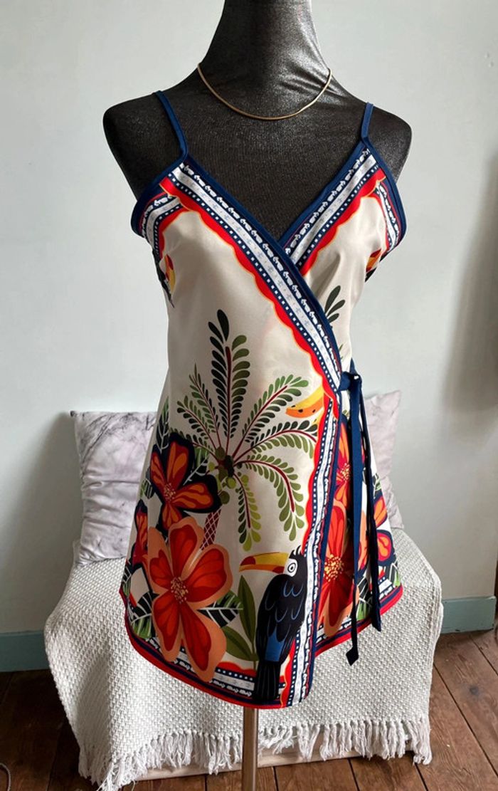 Très jolie robe portefeuille courte.