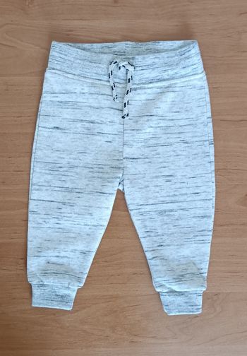 Bas de jogging gris rayé. Primark. Taille 6 - 9 mois. 74 cm