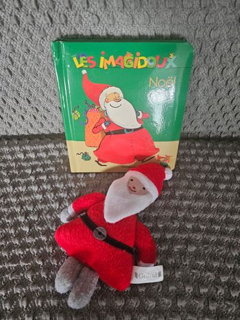 Petit livre et sa figurine