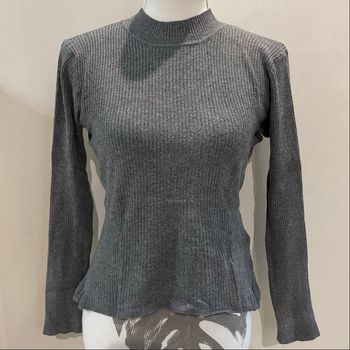 Pull gris côtelé à manches longues