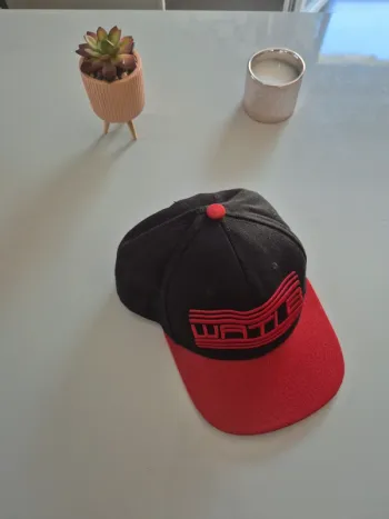 Casquette WATI B noire et rouge
