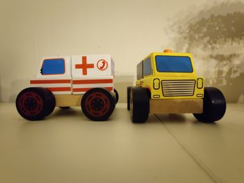Camion et ambulance en bois