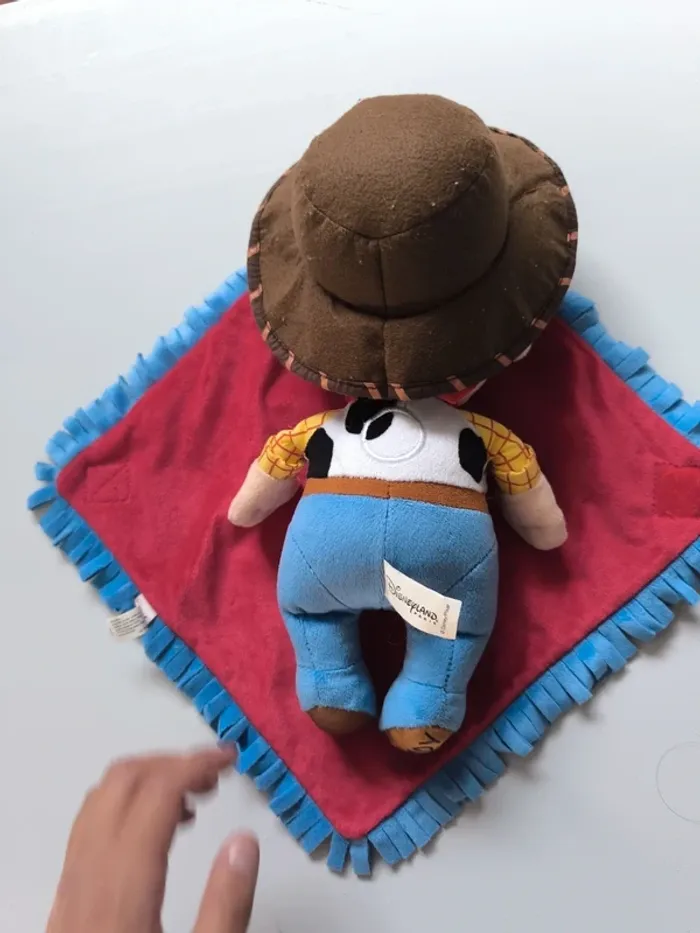 Peluche bébé Woody Disneyland Paris avec couverture - photo numéro 5