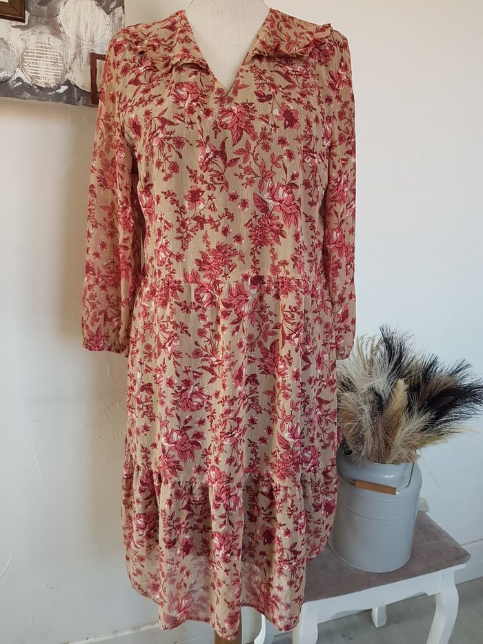 Robe fond marron clair fleurs roses. Esmara. Taille 42, 50 cm aux aisselles, 96cm de haut.