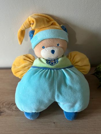 Doudou peluche ours bleu vert bonnet jaune fleur nounours
