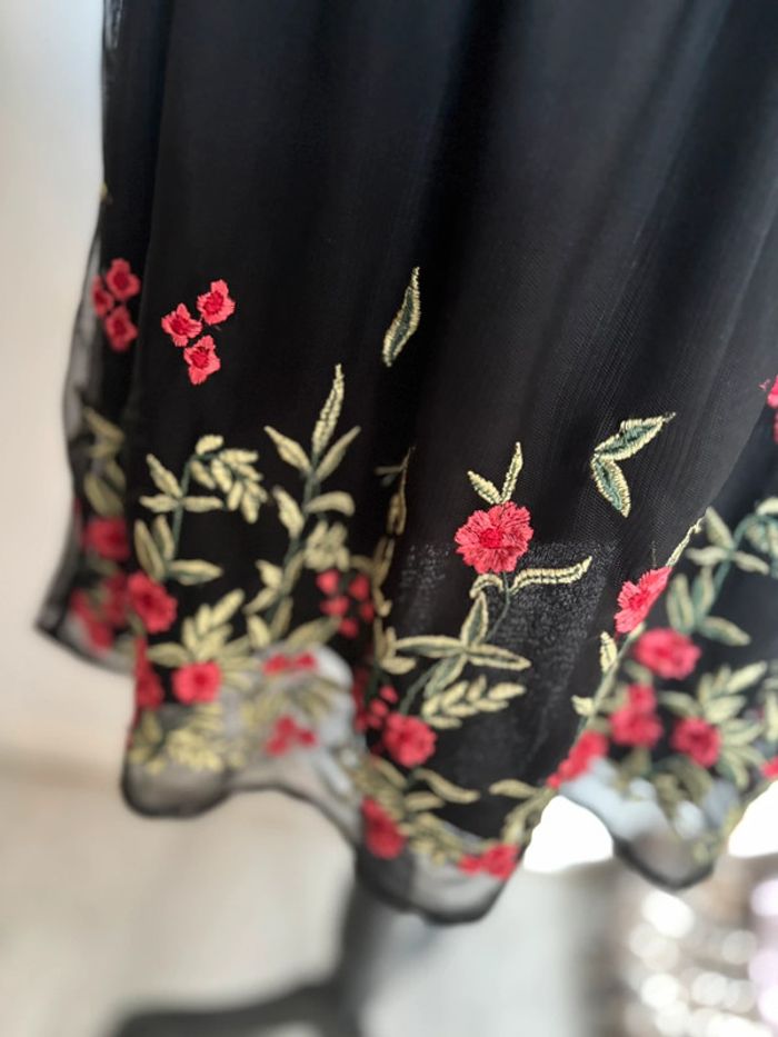 Petite robe noire brodée taille 42 - photo numéro 3