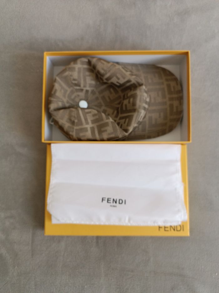 Casquette Fendi doré - photo numéro 3