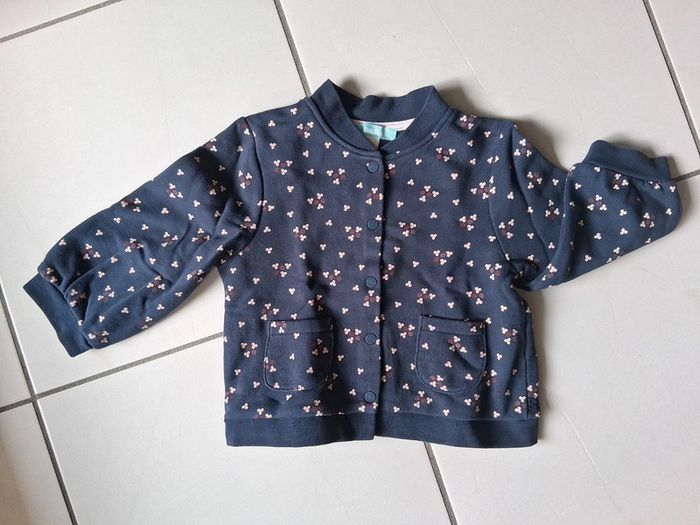 Gilet bleu marine et motifs floraux