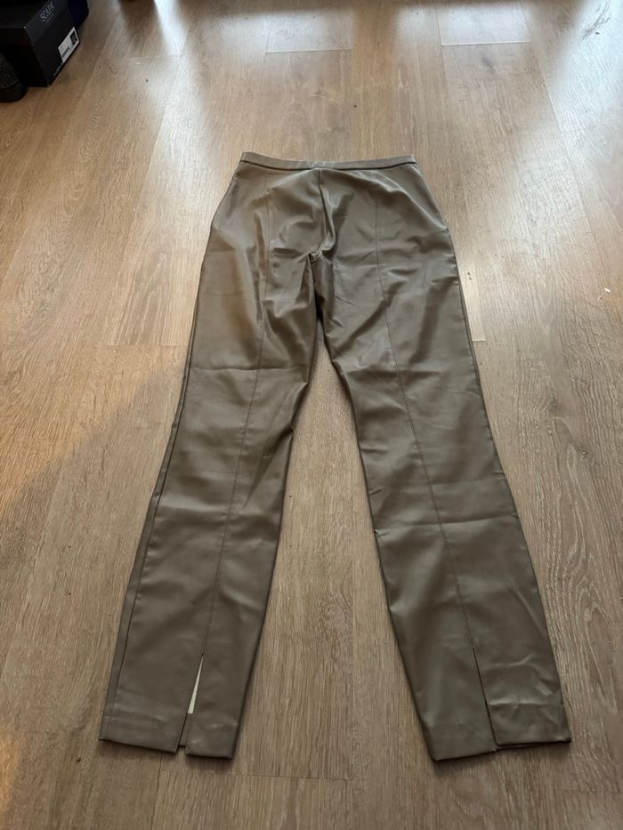 Pantalon similicuir, couleur beige, taille 36 marque Zara - photo numéro 2