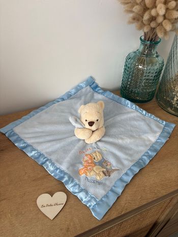 Doudou Winnie satin bleu 