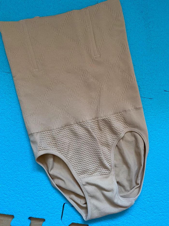 Culotte gainante couleur beige Taille M - photo numéro 2