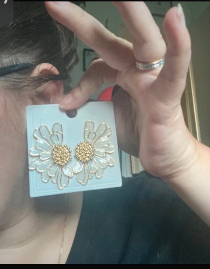 Boucles d’oreilles NEUVES avec étiquette pour femme forme de fleurs couleurs blanc et doré - photo numéro 2
