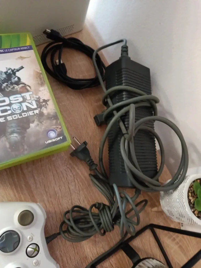 Xbox 360 blanche avec manette câbles 6 jeux - photo numéro 6