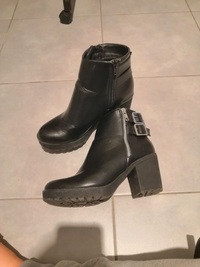 Bottine à talon noir