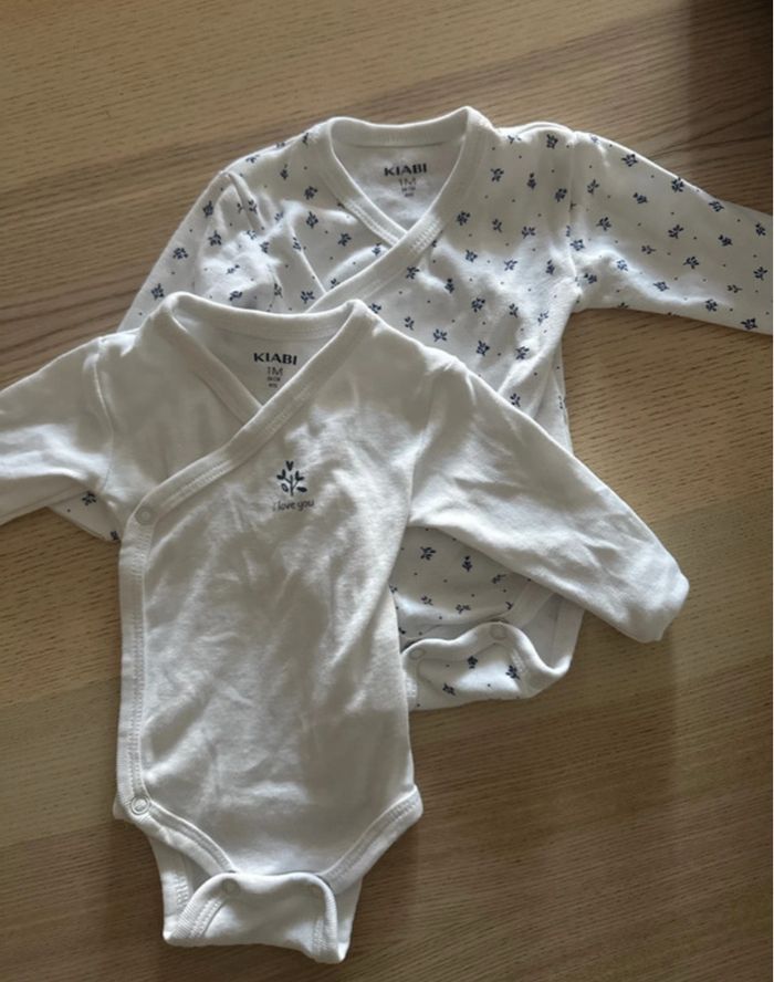 Lot 2 Bodies blanc et bleu kiabi 1 mois