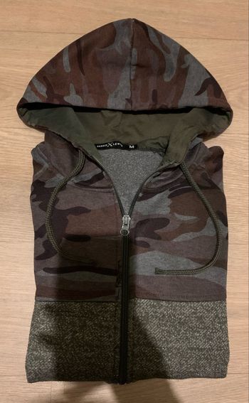 Gilet et tee shirt motif militaire taille exactement 16ans