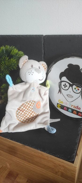doudou ours marron beige blanc nicotoy rond carreaux croix bleu vert