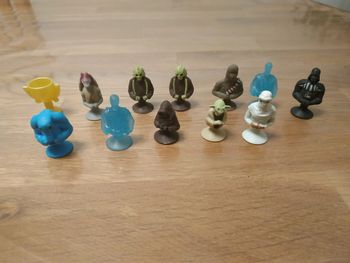 Lot de petites figurines à ventouse