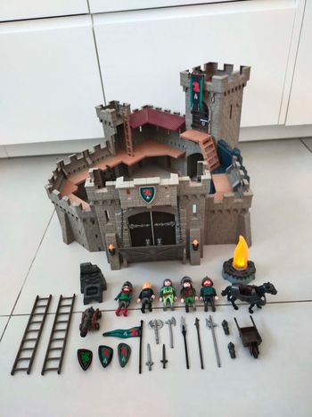 Château playmobil 4866 faucon avec accessoires et chevaliers.
