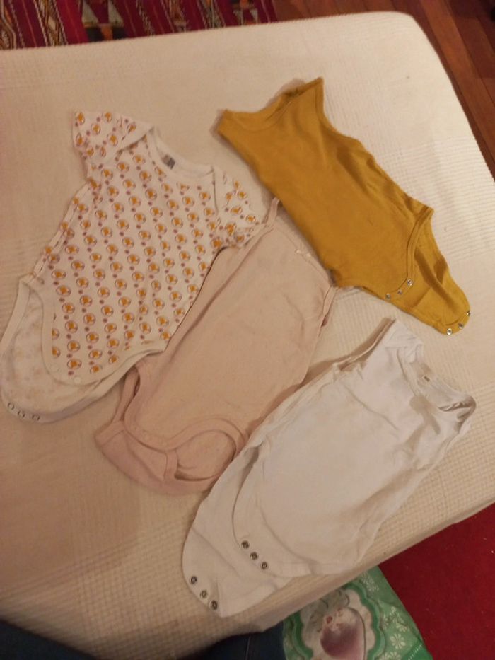 Lot 4body de 9 à 24 mois