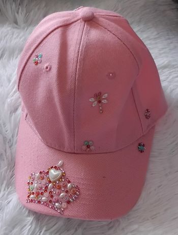 Casquette réglable de couleur rose avec perles