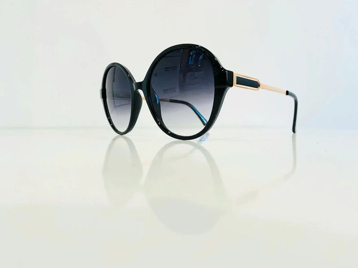 Lunette de soleil femme noire et dorée verres dégradés UV protection catégorie 3