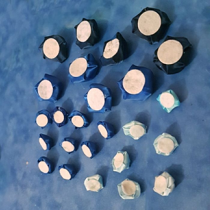 25 fleurs bleues, pour cheveux-déco-habit - photo numéro 2