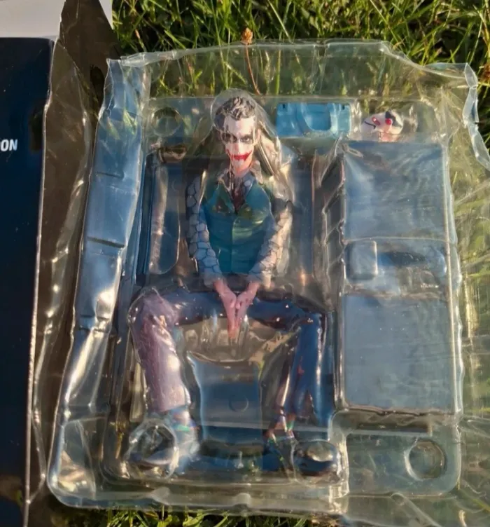 Figurine joker assis sur un banc neuve - photo numéro 2