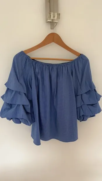 Top épaules dénudées et manches bouffantes Zara
