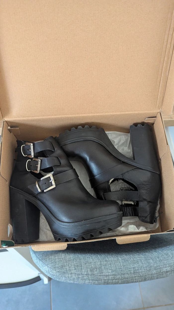Boots bottines talons sangles cheville ouverte André