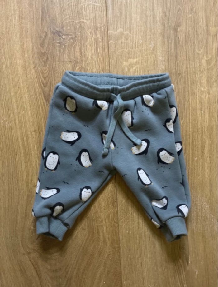 Lot 3 joggings bébé Kiabi 3 mois – Kaki, pingouin, bleu marine “Hello best friend” - photo numéro 7