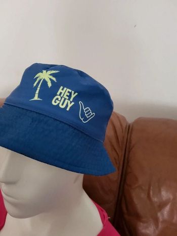 bob réversible bleu et vert anis, t54 soit t 10 a 12 ans, très bon état