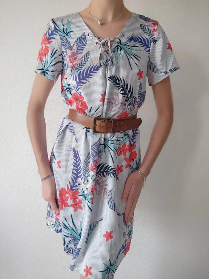 Robe été mi-longue droite fluide fleur exotique bleu rouge blanc / Urban by Gémo - 38/M à 40/L