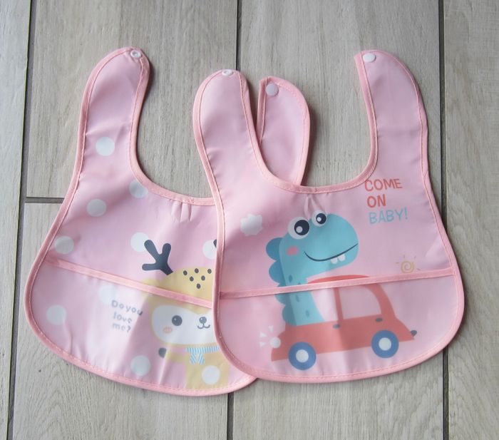 Lot de 2 bavoirs neufs