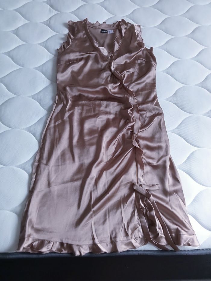 Robe satinée beige